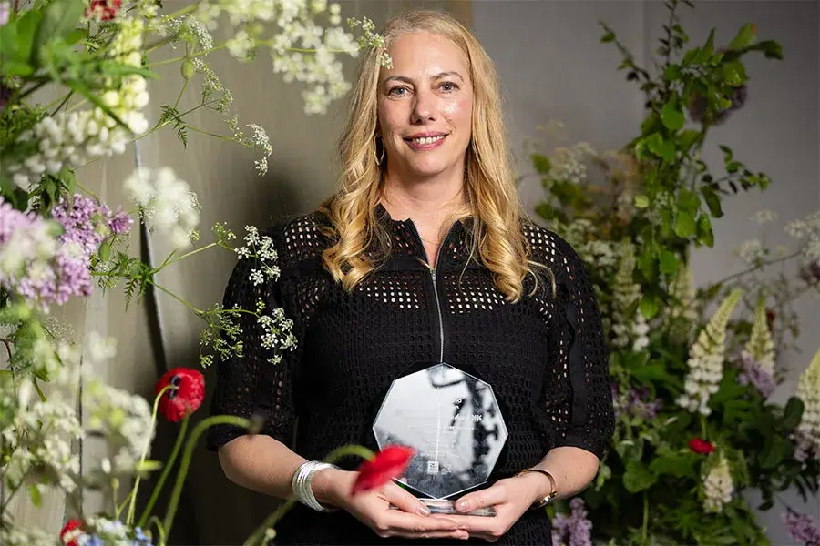Maria holding the award